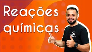 "Reações Químicas" escrito sobre fundo alaranjado ao lado da imagem do professor