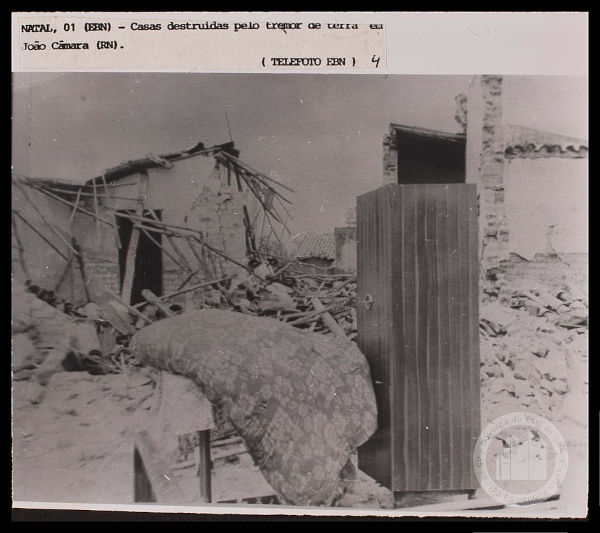 Fotografia antiga de casas destruídas em João Câmara por um dos maiores terremotos do Brasil.