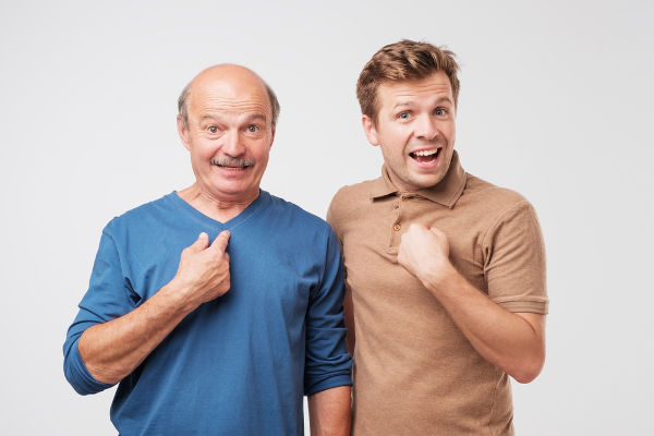 Dois homens apontando para si para representar a ideia de pronome. Dois homens apontando para si para representar a ideia de pronome.
